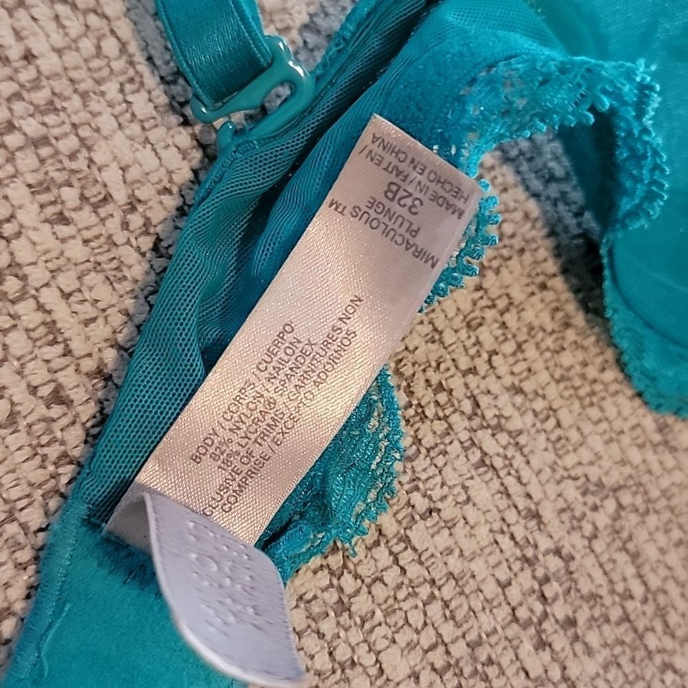 Victoria's Secret Miraculous Plunge Bra - Picture 5 of 9